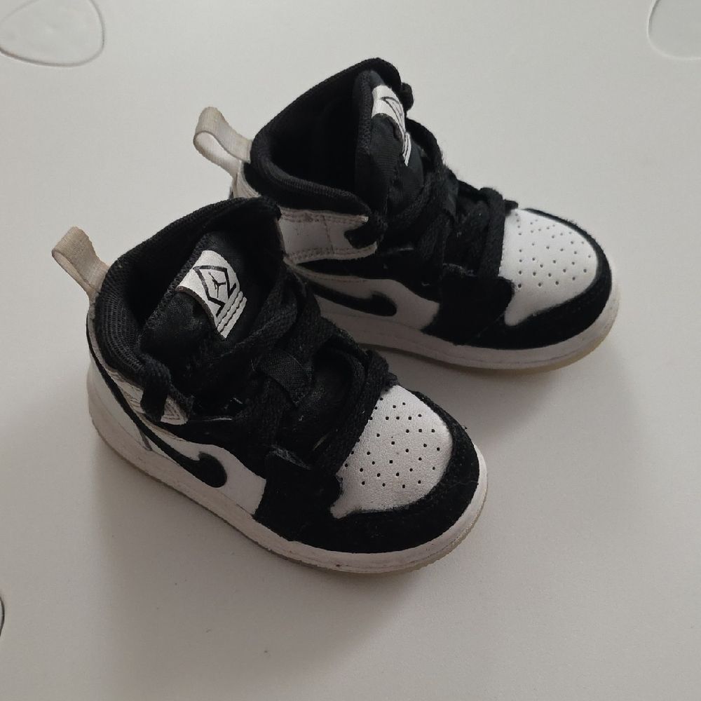 Jordan 1 Mid SE Toddler Black and White Sneakers